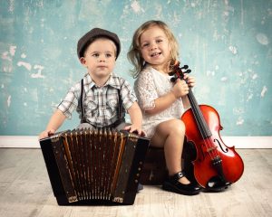 lachende Kinder mit Musikinstrumenten - Retro Style