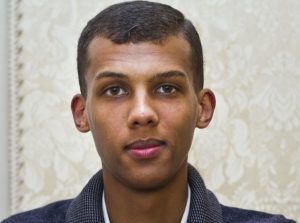 stromae-le-racisme-a-toujours-existe-et-on-ne-changera-pas-la-nature-humaine-_portrait_w674