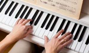 music-Learning-to-play-piano-1443103546-600x360